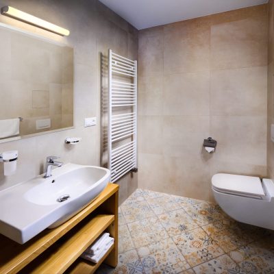 BATHROOM II.